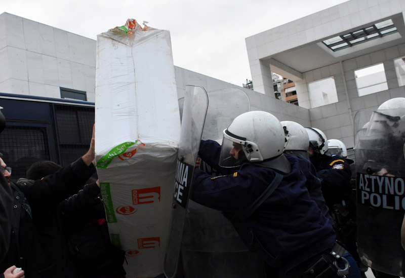 Άγριο ξύλο διαδηλωτών με αστυνομικούς στο Ειρηνοδικείο – Σπρωξίματα και  χημικά (φωτό)