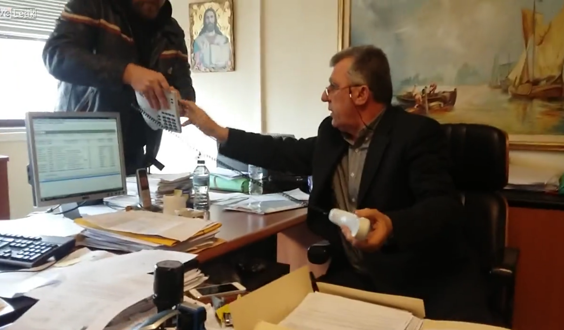 Στην δημοσιότητα το βίντεο από την έφοδο του Ρουβίκωνα στην ΔΟΥ Αγρινίου