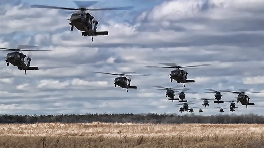 Μαζικοί σχηματισμοί ελικοπτέρων από ΗΠΑ και Ρωσία (βίντεο)