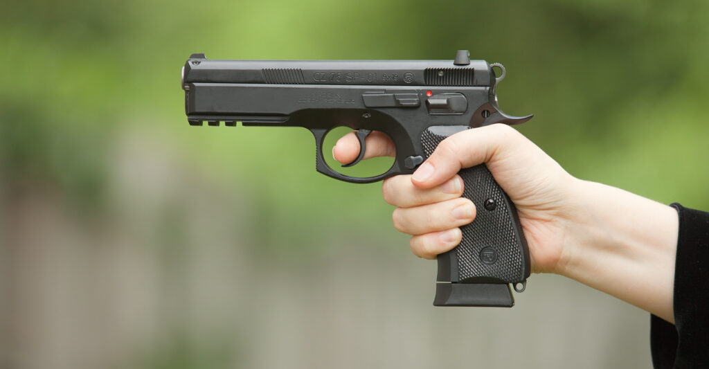 Πυροβόλησαν τον σκοπό όταν προσπάθησε να καταδιώξει τους δράστες της βομβιστικής επίθεσης στο Εφετείο