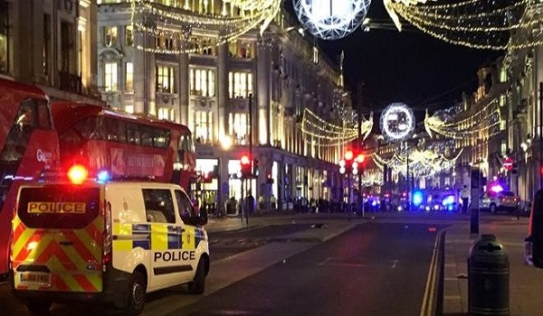 Χάος στην Oxford Street στο Λονδίνο -Έσπασαν τζαμαρίες καταστημάτων ομάδα νεαρών για να κλέψουν τα εμπορεύματα (φωτό)