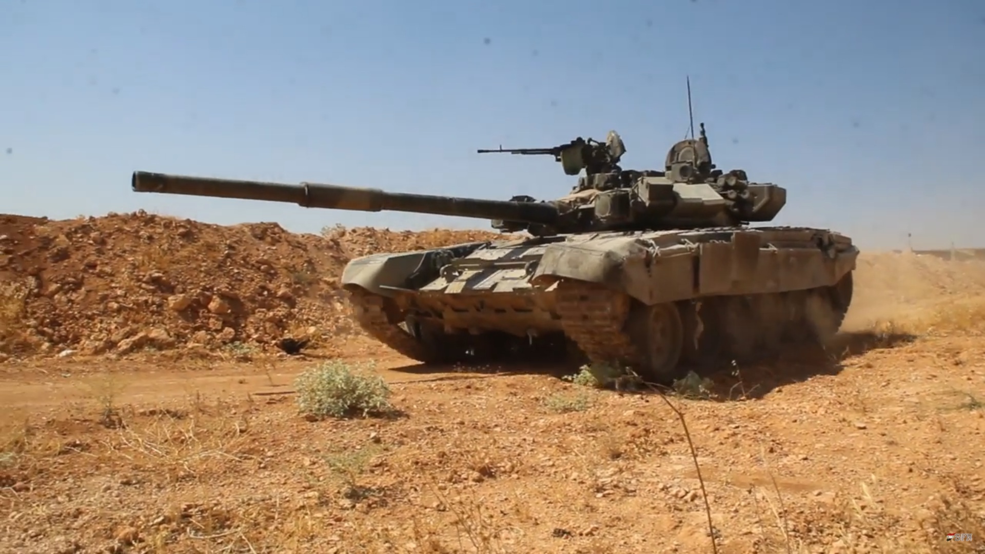Άρματα μάχης T-90 του συριακού Στρατού σπεύδουν προς την επαρχία της Ιντλίμπ (βίντεο)
