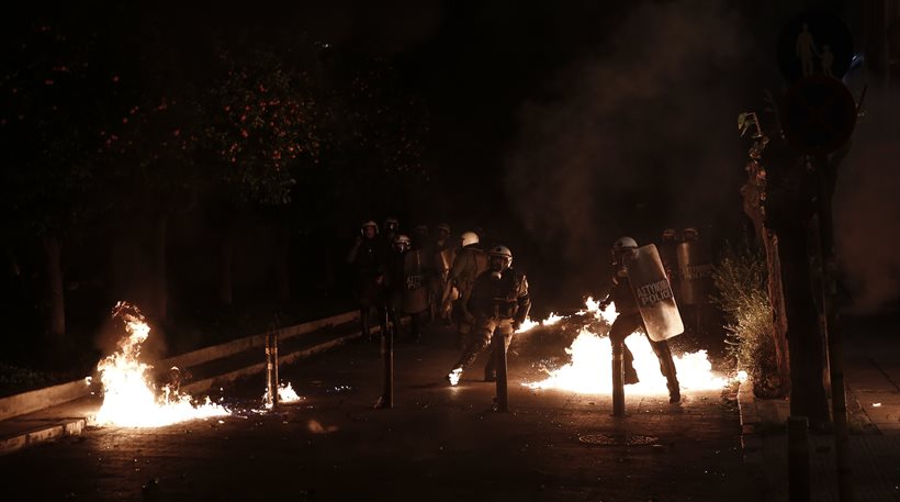 Ένταση στο Πολυτεχνείο: Κουκουλοφόροι πέταξαν μολότοφ σε διμοιρία των ΜΑΤ