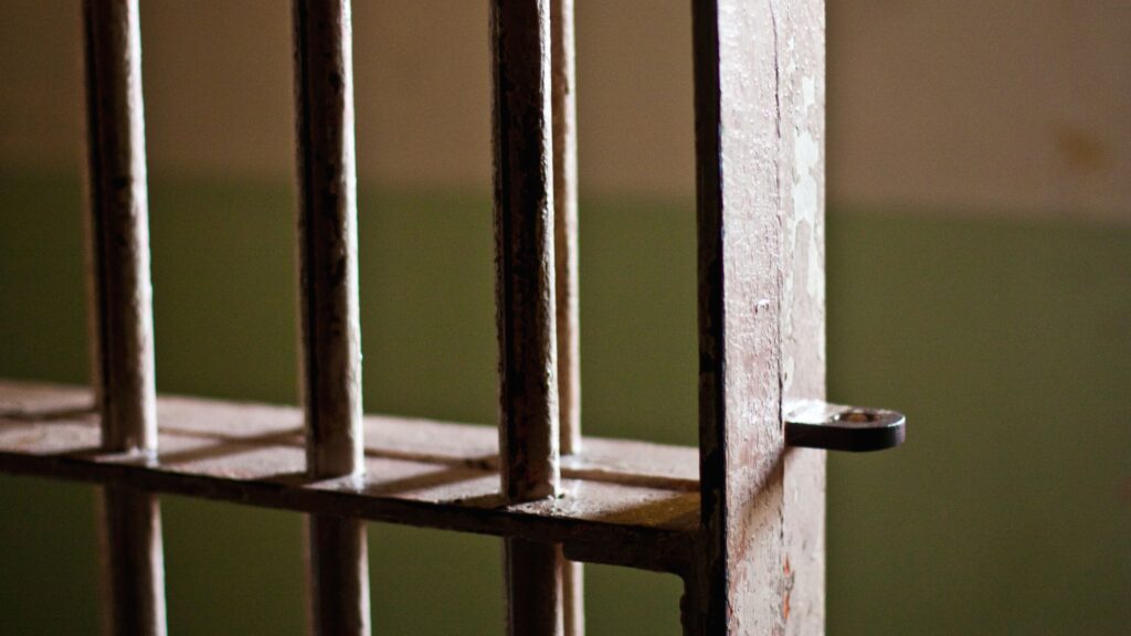 «Μπάτε σκύλοι αλέστε»: Άλβανοί φονιάδες και έμποροι ναρκωτικών δραπέτευσαν σαν «κύριοι» από την Διεύθυνση Μεταγωγών!