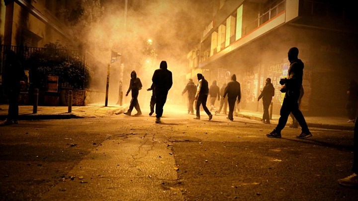 Για ακόμα μια νύχτα έγιναν φασαρίες με μολότοφ στο Πολυτεχνείο  μεταξύ ΜΑΤ και αντιεξουσιαστών