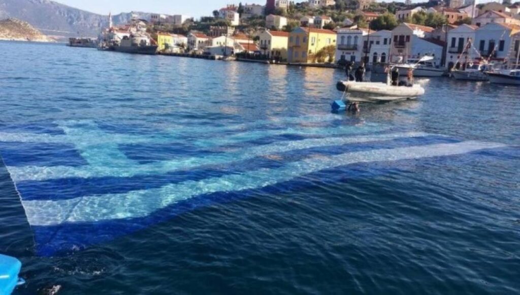 Βατραχάνθρωποι των ειδικών δυνάμεων  τοποθέτησαν τη μεγαλύτερη υποβρύχια ελληνική σημαία στο Καστελόριζο