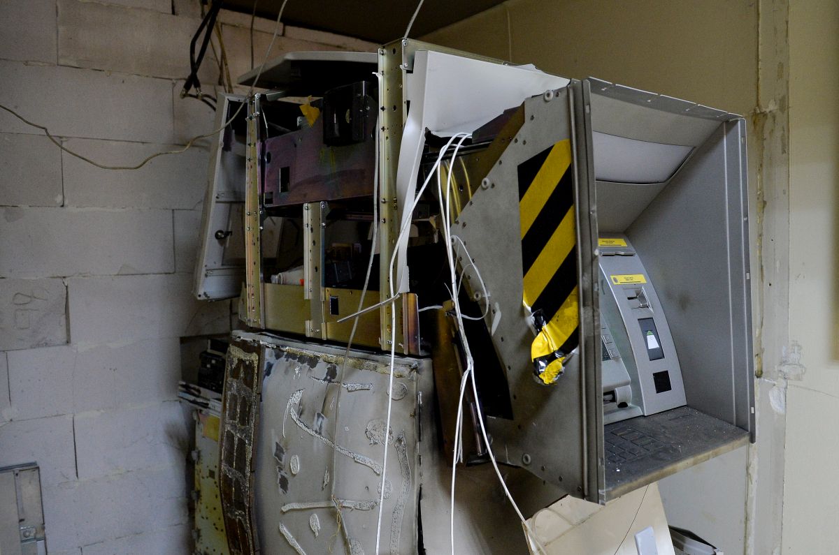 Με βόμβες αερίου η «νέα γενιά» ληστών ρημάζει τις τράπεζες σε όλη τη χώρα – 80 ΑΤΜ κτυπήθηκαν