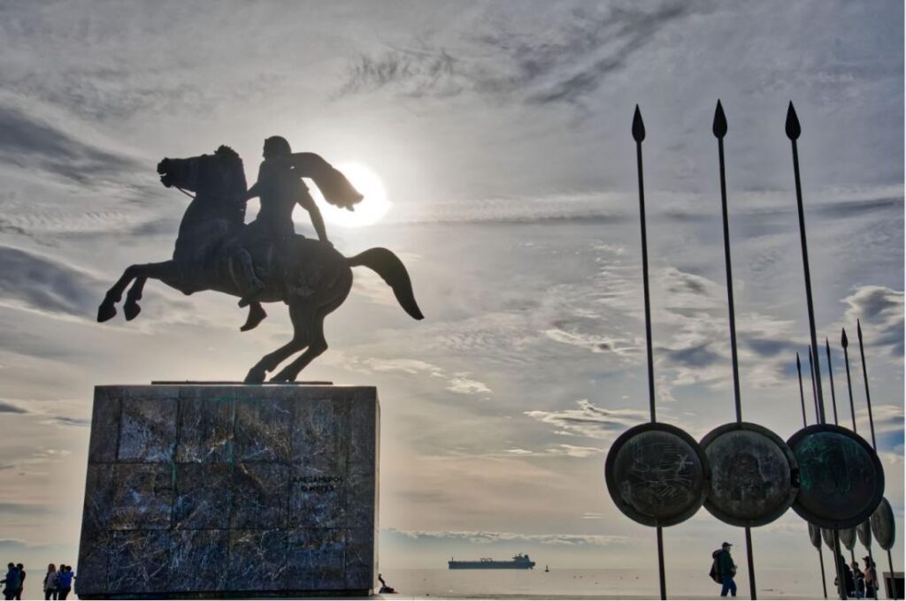 Επεισόδια μεταξύ αναρχικών και πατριωτών στη Θεσσαλονίκη- Παρέμβαση των ΜΑΤ (βίντεο)