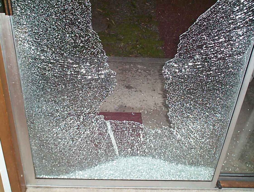 Αττική: Άγνωστοι έσπασαν γυαλιά σε επτά υποκαταστήματα αλυσίδας σουπερμάρκετ