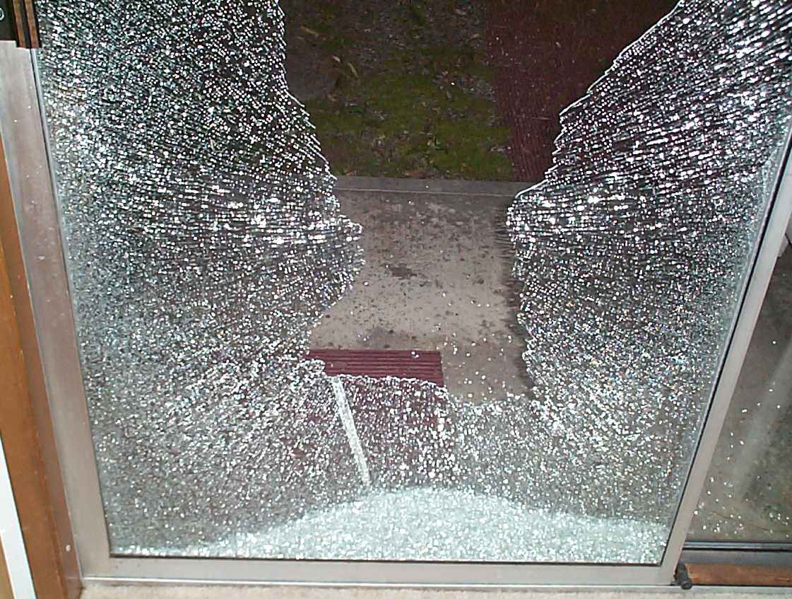 Αττική: Άγνωστοι έσπασαν γυαλιά σε επτά υποκαταστήματα αλυσίδας σουπερμάρκετ