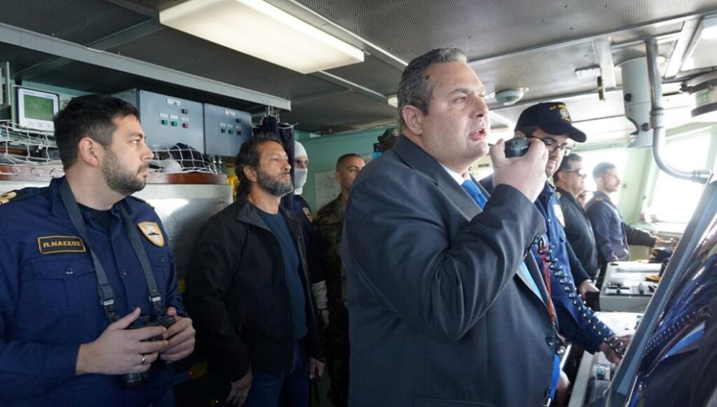 Από την Κ/Φ ΝΙΚΗΦΟΡΟΣ η ρίψη στεφάνου για τους πεσόντες του 1996 στα Ίμια από τον ΥΕΘΑ Π. Καμμένο (φωτό)