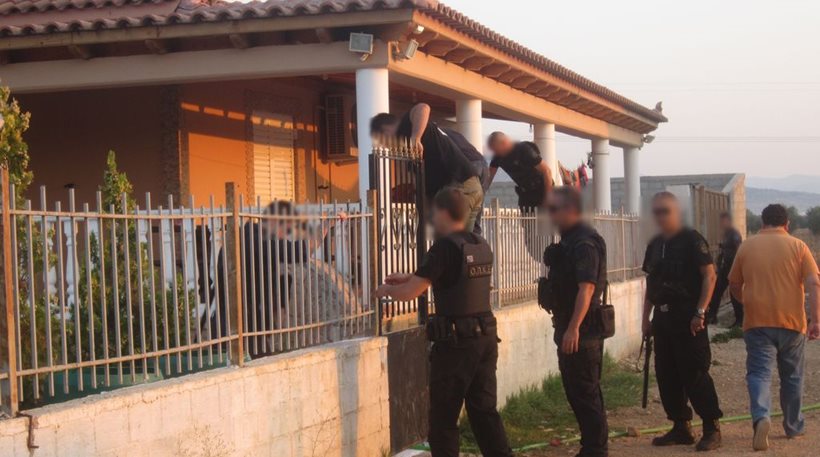 Ζεφύρι: Τσιγγάνοι γάζωσαν σπίτι με καραμπίνες – Παραλίγο τραγωδία με 3χρονο παιδί