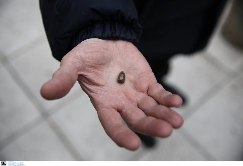 Μενίδι: Με τους κάλυκες στα χέρια διαμαρτύρονται για την κατάσταση έξω από το σχολείο (φωτό)