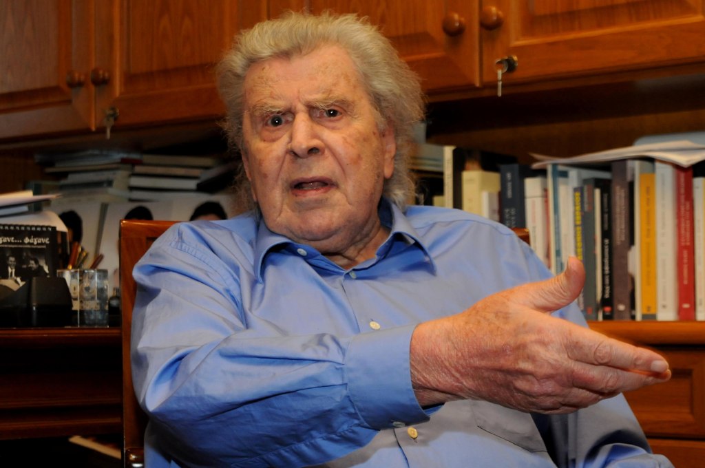 Παρακρατικά «σκουπίδια» επιτέθηκαν με μπογιές στον εμβληματικό Μίκη Θεοδωράκη επειδή τάχθηκε υπέρ του συλλαλητηρίου!