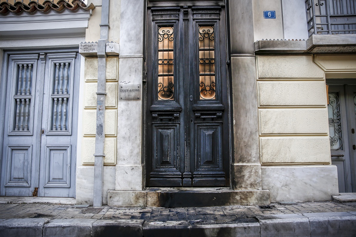 Καρέ-καρέ η επίθεση με γκαζάκια στην επιχείρηση της Μαρέβας Μητσοτάκη