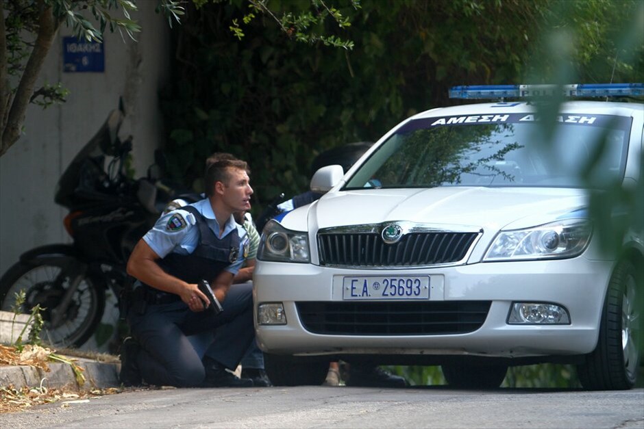 Άρτα: Τραυματισμός 2 αστυνομικών και ανταλλαγή πυροβολισμών από καταδίωξη – Σοβαρά και ο δράστης