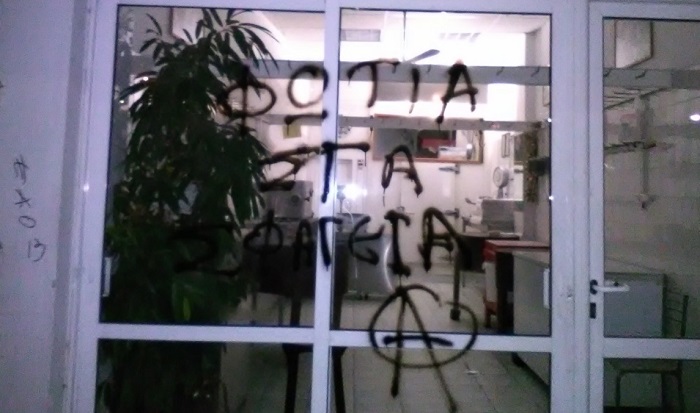 Οι αντισπισιστές «Μαυροπράσινα Παγούρια» έσπασαν κρεοπωλεία και ψαράδικα στα Γιάννενα (φωτό)