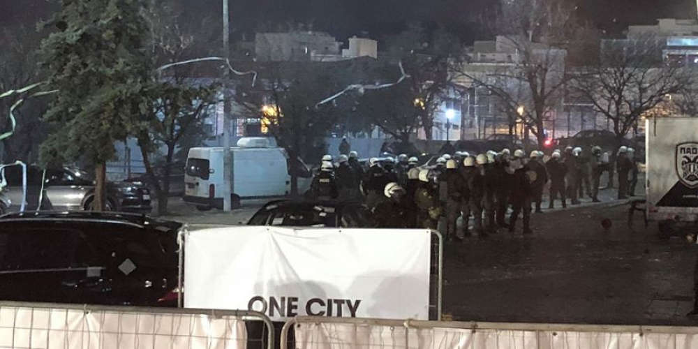 Σοβαρά επεισόδια έξω από την Τούμπα: Συγκρούσεις φιλάθλων με την Αστυνομία (βντεο)