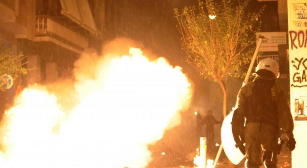 Ακροαριστεροί έκαναν επιθέσεις στα ΜΑΤ Εξαρχείων