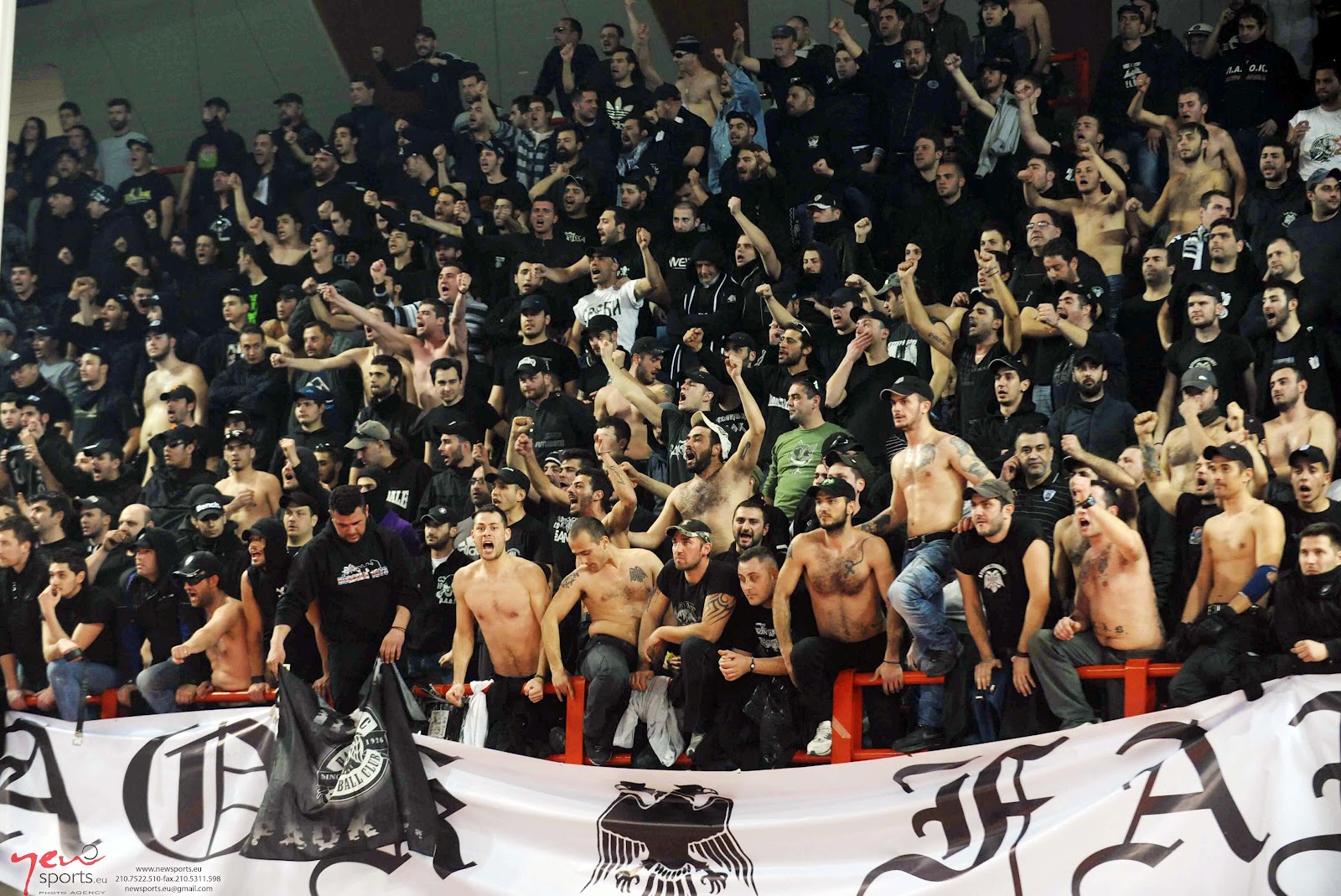 «Ντου» οπαδών του ΠΑΟΚ στην ΕΡΤ3 – Διέκοψαν το δελτίο ειδήσεων (φωτό)