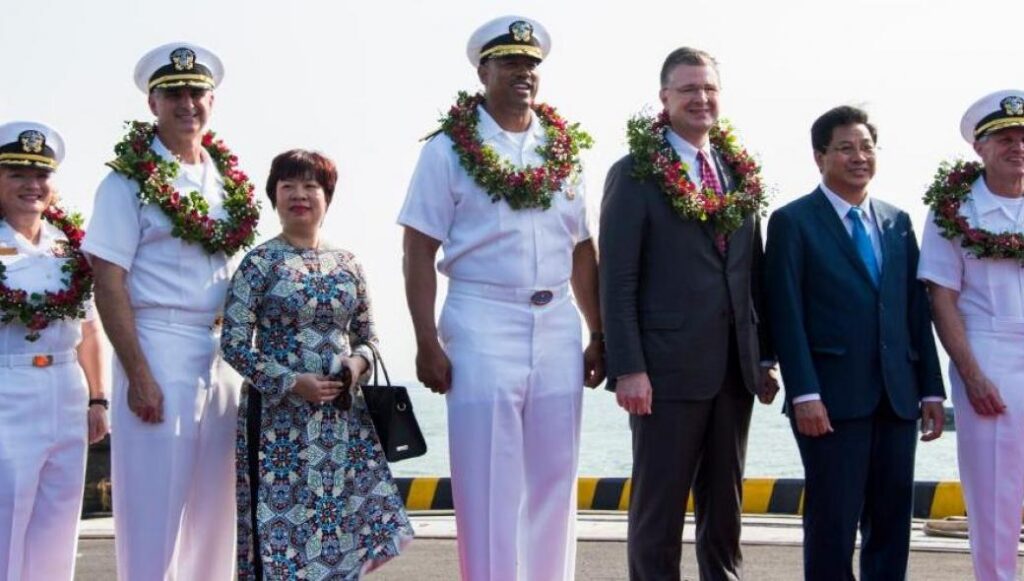 Το USS Carl Vinson στο Βιετνάμ: Το πρώτο αμερικανικό πολεμικό σκάφος μετά από 43 χρόνια