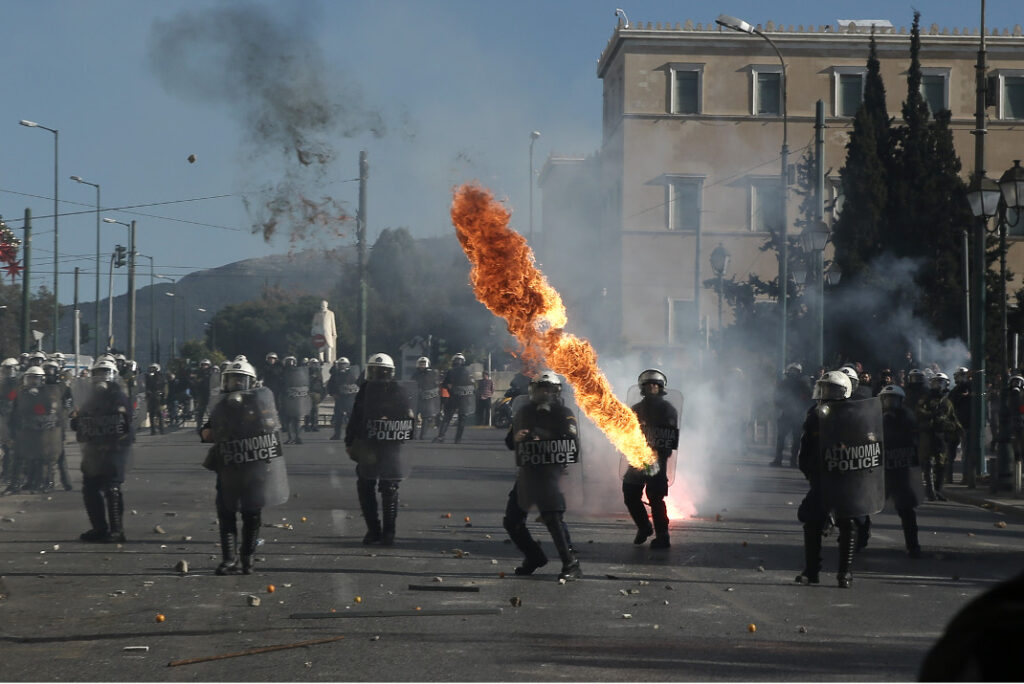 Στο εδώλιο 12 μέλη του Ρουβίκωνα – Ποιες οι κατηγορίες