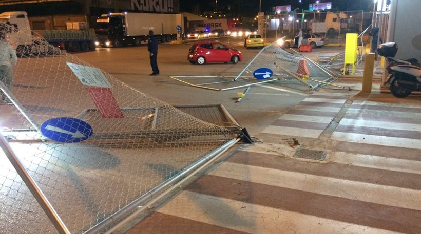 Σοβαρές ζημιές στην περίφραξη των λιμενικών εγκαταστάσεων του ΟΛΠ από μέλη του ΠΑΜΕ