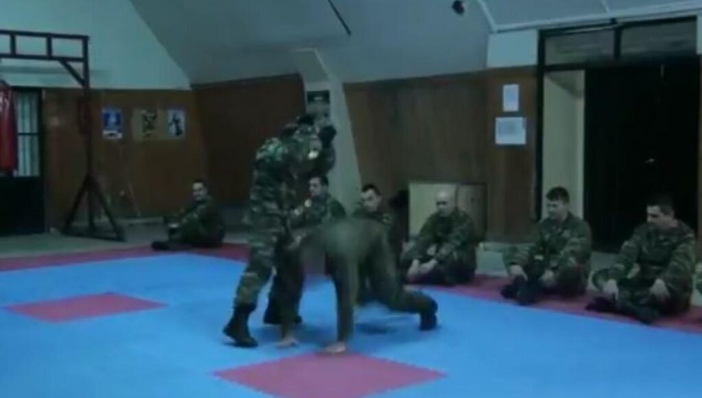 Mάθημα αυτοάμυνας από κοκκινομπερέδες – Δείτε το βίντεο από το ΓΕΣ