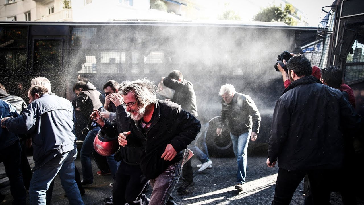 Ένταση με διαδηλωτές έξω από το Μαξίμου στο πανεκπαιδευτικό συλλαλητήριο