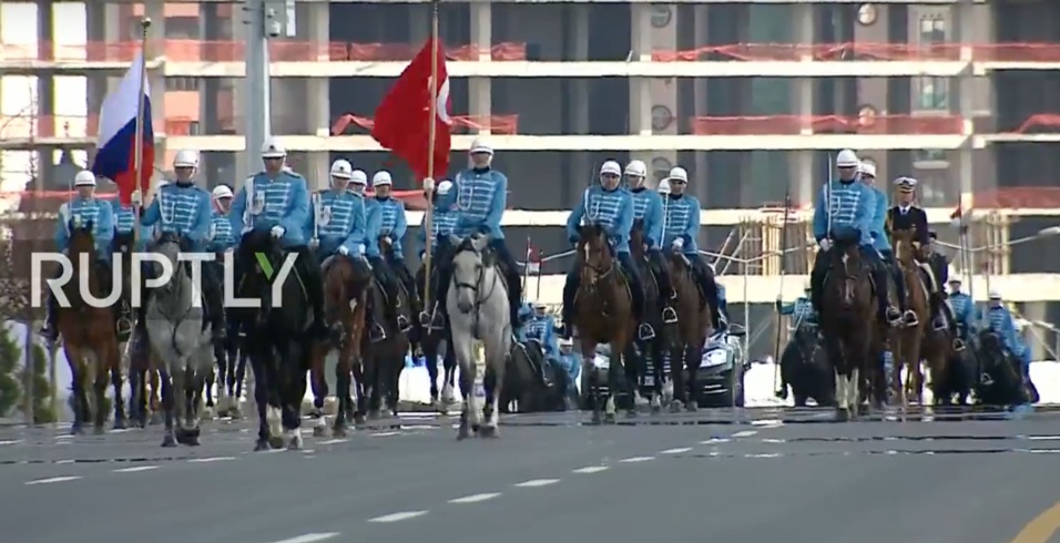 Μεγαλοπρεπής υποδοχή Ερντογάν σε Πούτιν με Ιππικό! – Ο Ρώσος πρόεδρος στην Τουρκία για την θεμελίωση του Ακούγιου