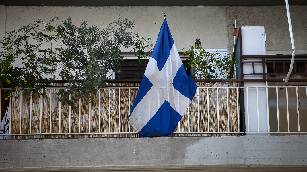 Η σημαία στο μπαλκόνι του σπιτιού του Γιώργου Μπαλταδώρου (φωτο)