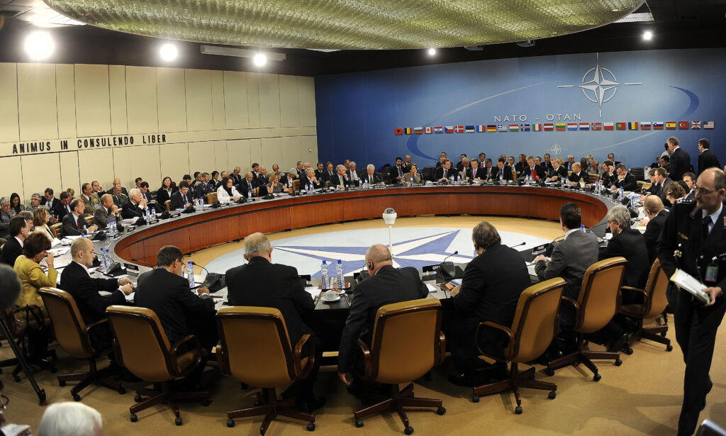 Το ΝΑΤΟ κάλεσε τη Ρωσία να επιδείξει «υπευθυνότητα» μετά την επίθεση στη Συρία