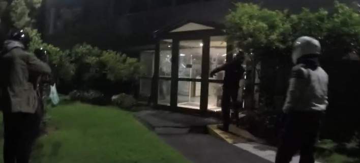 Καρέ-καρέ η επίθεση του Ρουβίκωνα με μπογιές και βαριοπούλες σε γραφεία εταιρείας συσκευασίας στην Κηφισιά