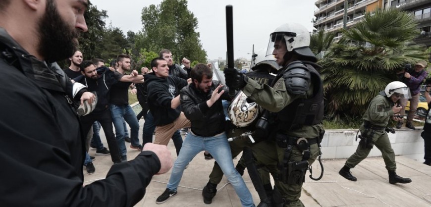 «Φαρ-ουέστ» η Αθήνα από φοιτητές – Πήγαν να κατεβάσουν το άγαλμα του Τρούμαν (φωτό, βίντεο)