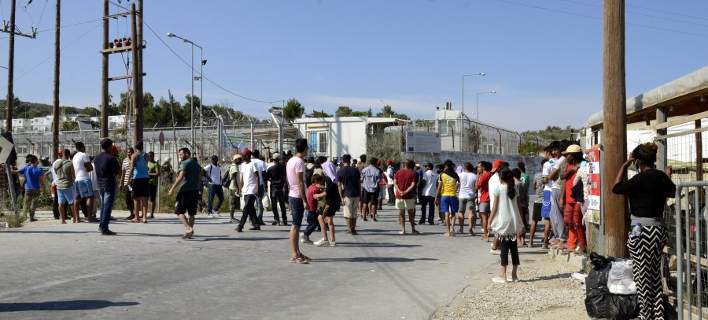 Πρόσφυγες και παράνομοι μετανάστες διαδηλώνουν στην Μόρια!