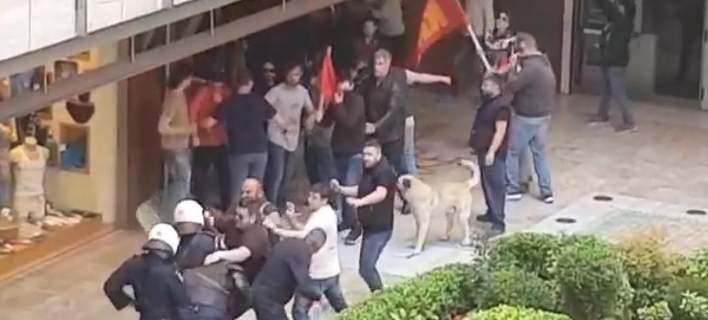 Απίστευτο: Διαδηλωτής γρονθοκόπησε αστυνομικό και δεν συνελήφθη (βίντεο)