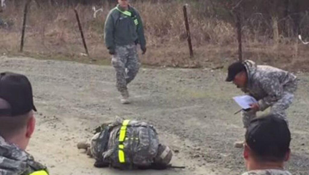 Δείτε τι κάνουν στις ΗΠΑ, όταν κάποιος «λυγίζει» κατά την διάρκεια της στρατιωτικής εκπαίδευσης (βίντεο)