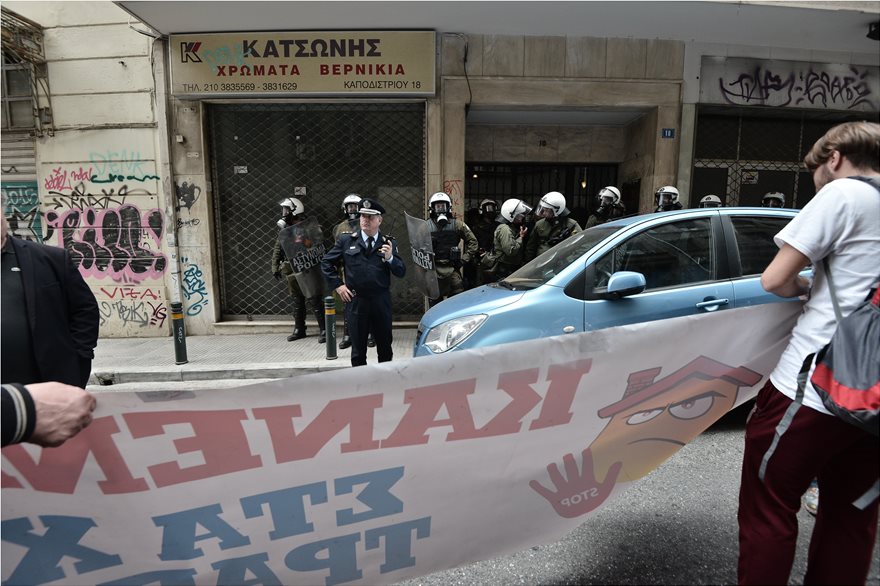 Ολοκληρώθηκε η συγκέντρωση της ΛΑΕ σε συμβολαιογραφείο στην Καποδιστρίου (φωτό, βίντεο)