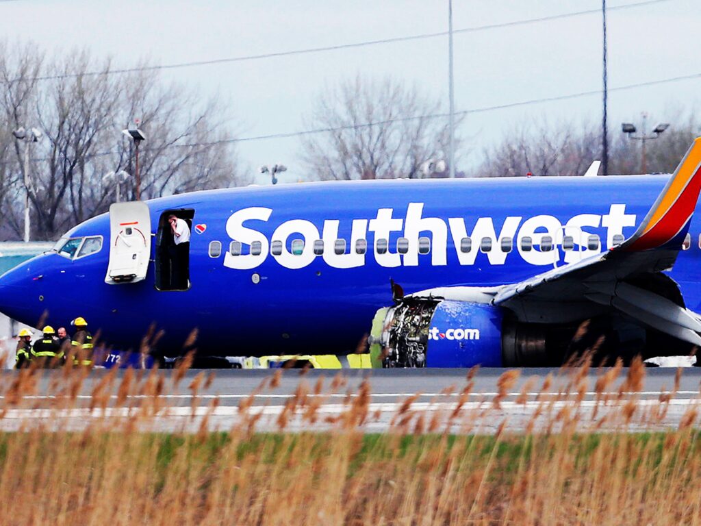 Bίντεο: Έσπασε τζάμι από έκρηξη κινητήρα σε πτήση της Southwest Airlines και «ρούφηξε» επιβάτιδα