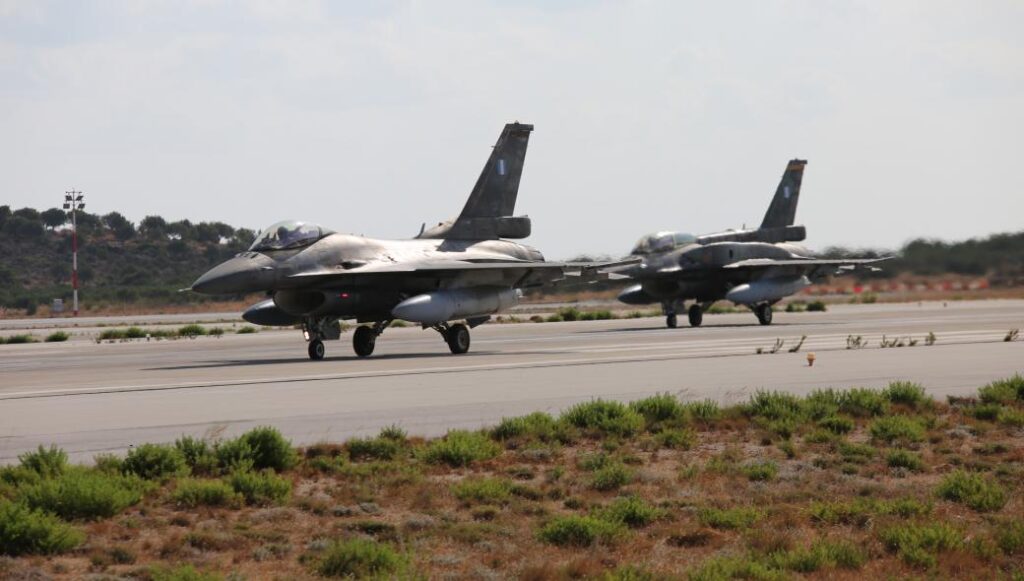 Συναγερμός στην 115 ΠΜ – Συνελήφθη Βρετανός απόστρατος της RAF να φωτογραφίζει την βάση της Σούδας (βίντεο)