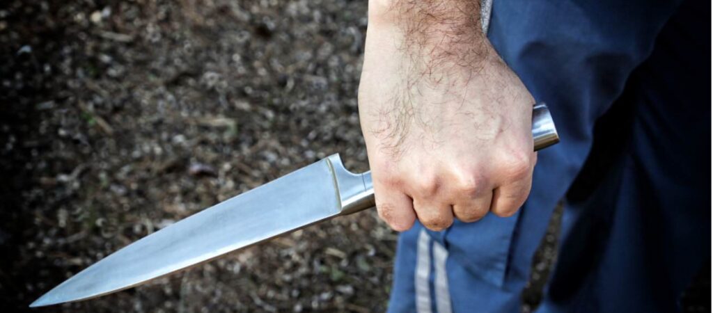 Ρακοσυλλέκτης στον Άγιο Παντελεήμονα μαχαίρωσε αστυνομικό και έριξε οξύ σε έναν άλλο