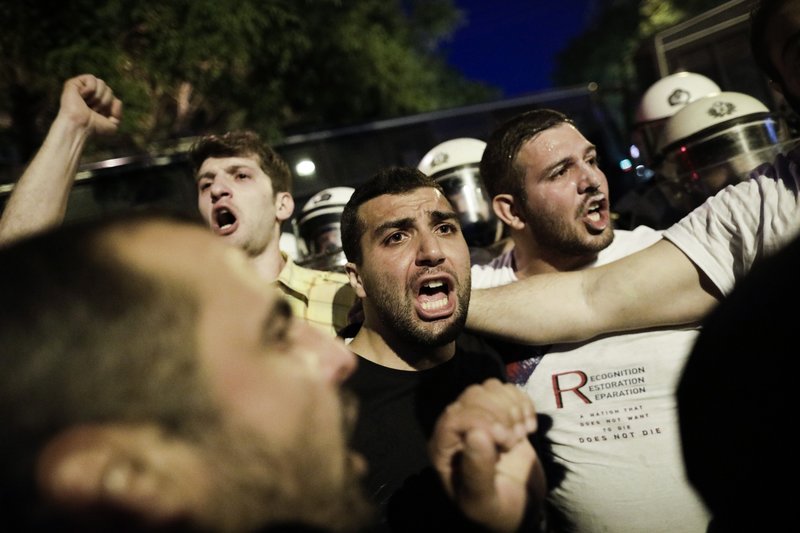 Ένταση στην πορεία για την Γενοκτονία των Αρμενίων έξω από το τουρκικό προξενείο στην Θεσσαλονίκη (φωτό, βίντεο)