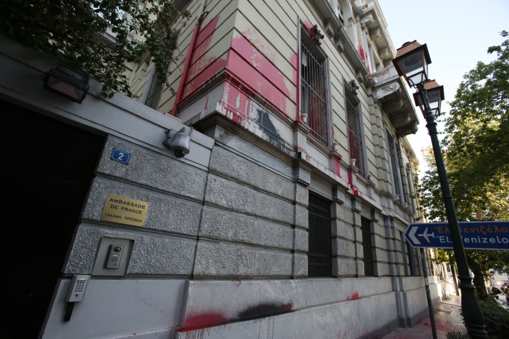 Η επίθεση του Ρουβίκωνα στην γαλλική πρεσβεία ανέβηκε στο Facebook με … γαλλικούς υπότιτλους & Εντίθ Πιαφ! (βίντεο)