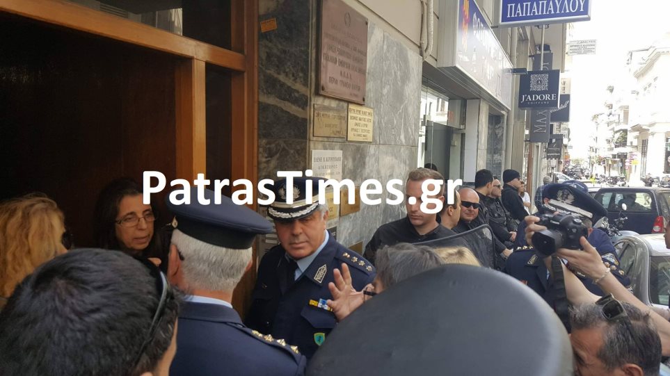 Πάτρα: Κουκουλοφόροι έσπασαν υπολογιστές και έγραψαν συνθήματα σε συμβολαιογραφείο!