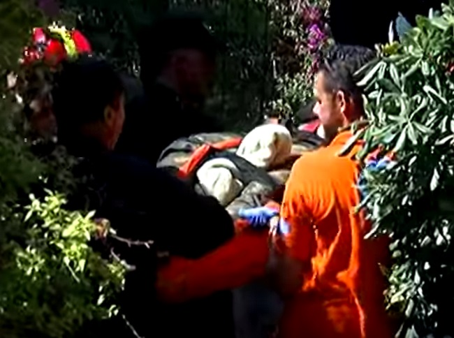 Ηράκλειο: Ο απεγκλωβισμός του μαθητή που σφηνώθηκε στα κάγκελα του σχολείου του! (βίντεο)