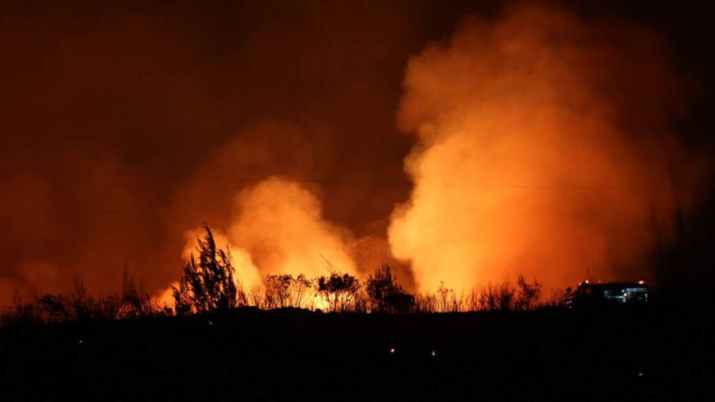 Πυρκαγιά στους Άγιους Θεόδωρους και σε μικρή απόσταση από τα διυλιστήρια