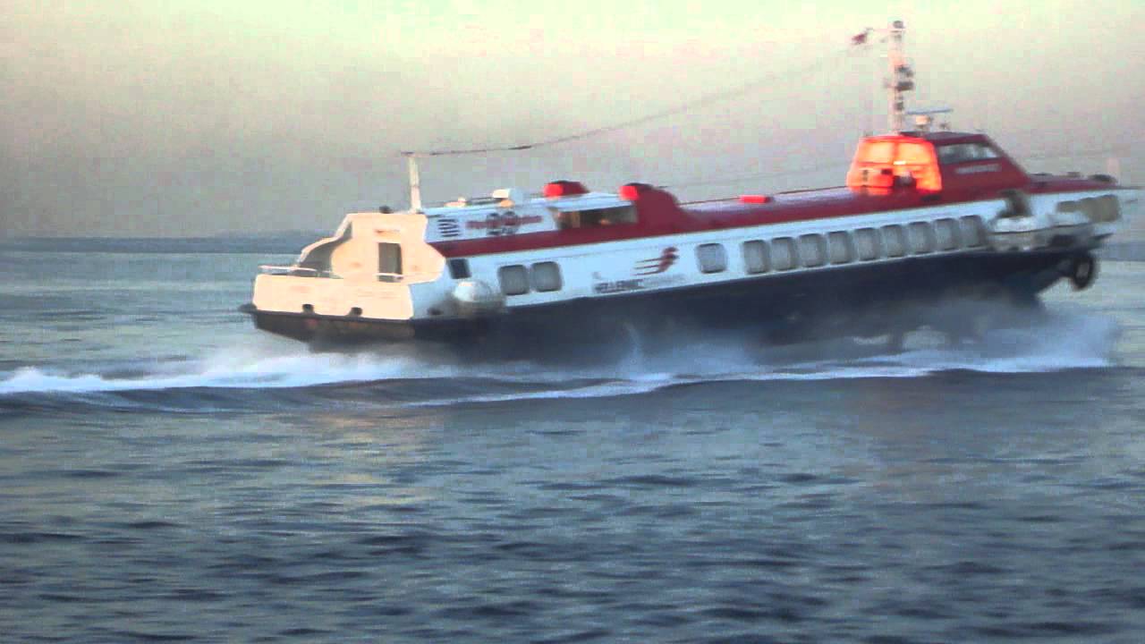 Flying Dolphin με 126 επιβάτες προσέκρουσε σε αντικείμενο στην Αίγινα και επιστρέφει στο λιμάνι του Πειραιά