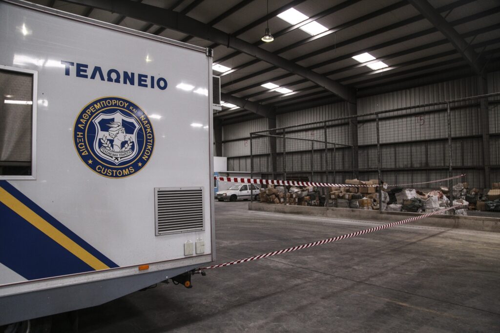 Πειραίας: Κατάσχεση 25.400.000 τεμαχίων με λαθραία τσιγάρα – Εντοπίστηκαν με τη βοήθεια X-ray