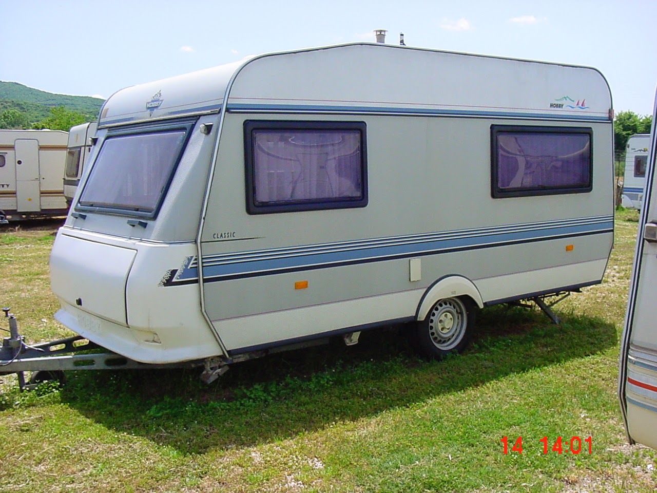 Χαλκιδική: Κάηκαν δέκα τροχόσπιτα – Κίνδυνος και για παραπλήσια δασική έκταση