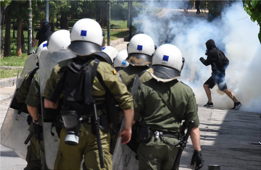 Ένταση μεταξύ ομάδας αγνώστων και διμοιρίας των ΜΑΤ κοντά στο Πολυτεχνείο (φωτό)